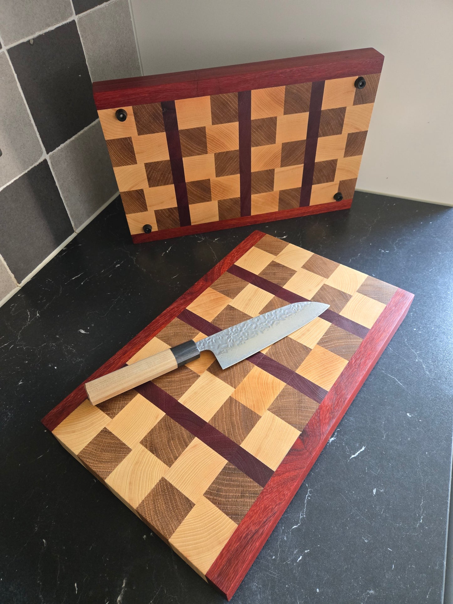 Handgemaakte end-grain snijplank – eik, es, padouk & purpleheart 39,5x24,5x4 cm