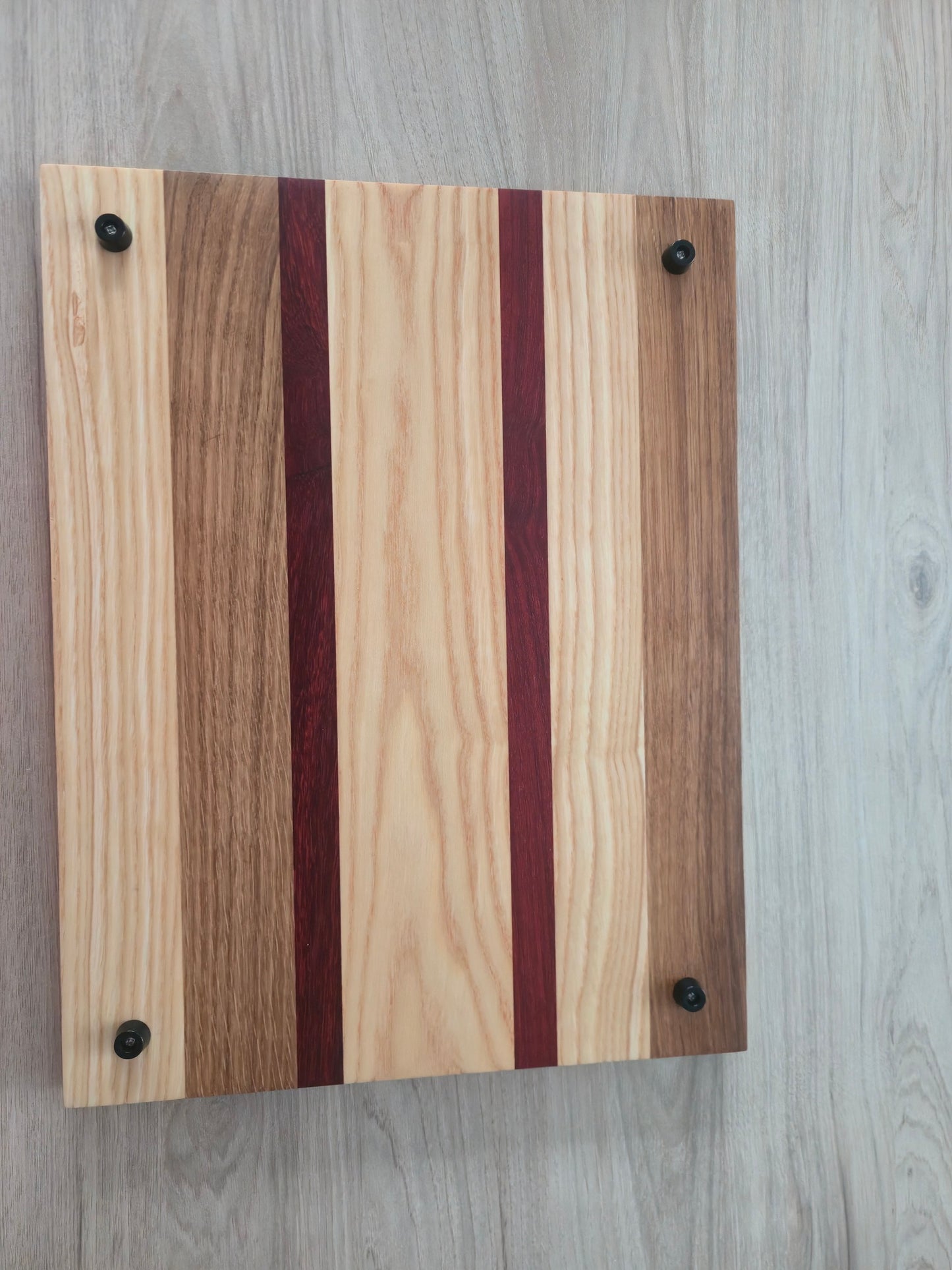 Handgemaakte snijplank – eik, es & padouk 41,5x31,5x1,7 cm