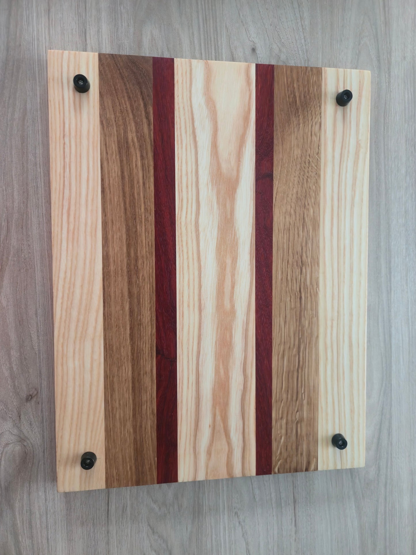 Handgemaakte snijplank – eik, es & padouk 41x31x2 cm