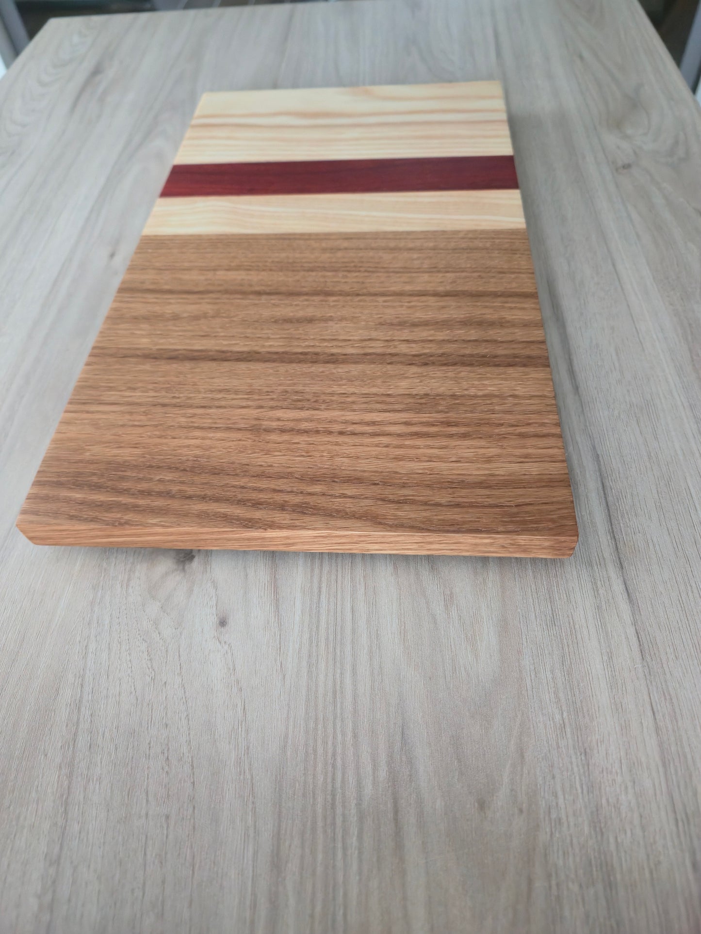 Handgemaakte snijplank – eik, es & padouk 40x23x1,7 cm