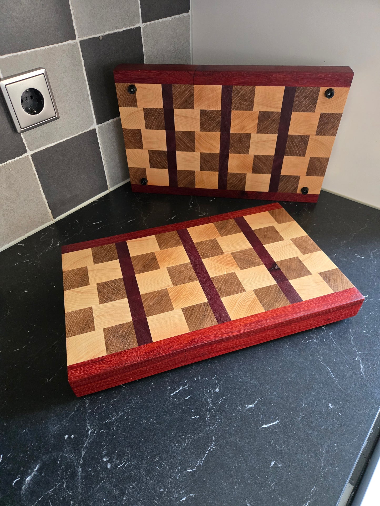 Handgemaakte end-grain snijplank – eik, es, padouk & purpleheart 39,5x24,5x4 cm (met natuurlijk knoest)