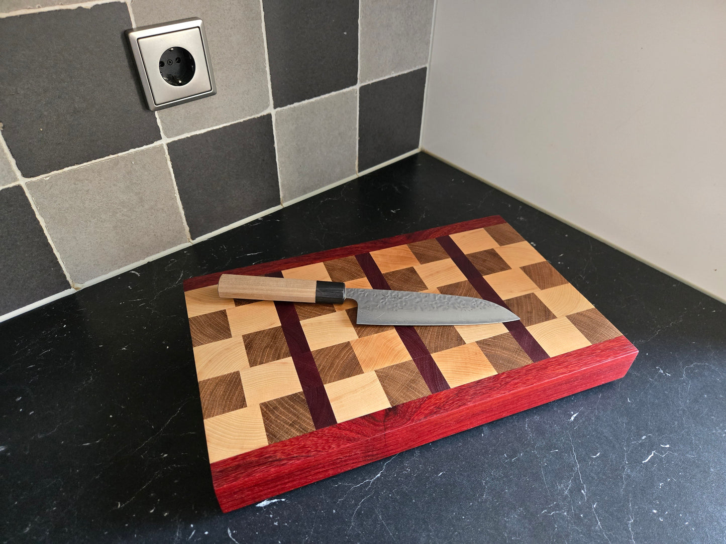Handgemaakte end-grain snijplank – eik, es, padouk & purpleheart 39,5x24,5x4 cm