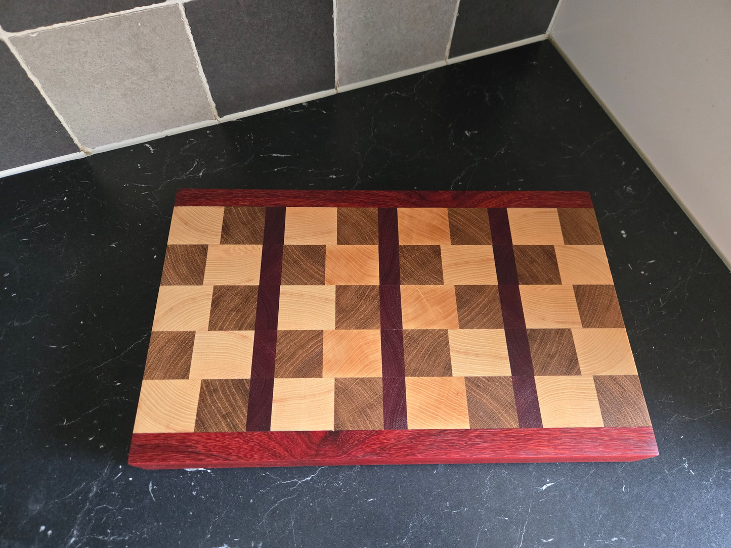 Handgemaakte end-grain snijplank – eik, es, padouk & purpleheart 39,5x24,5x4 cm