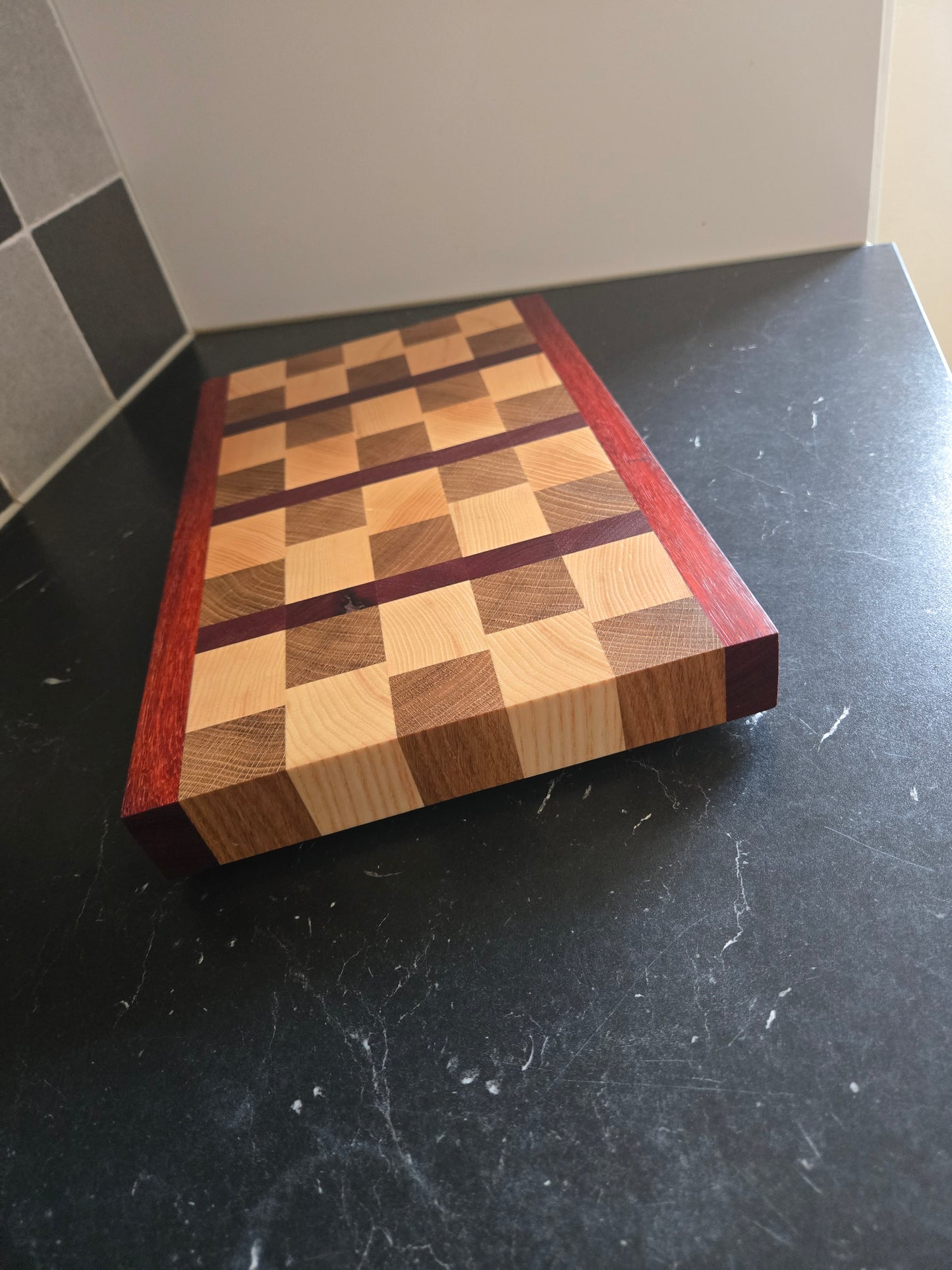 Handgemaakte end-grain snijplank – eik, es, padouk & purpleheart 39,5x24,5x4 cm (met natuurlijk knoest)