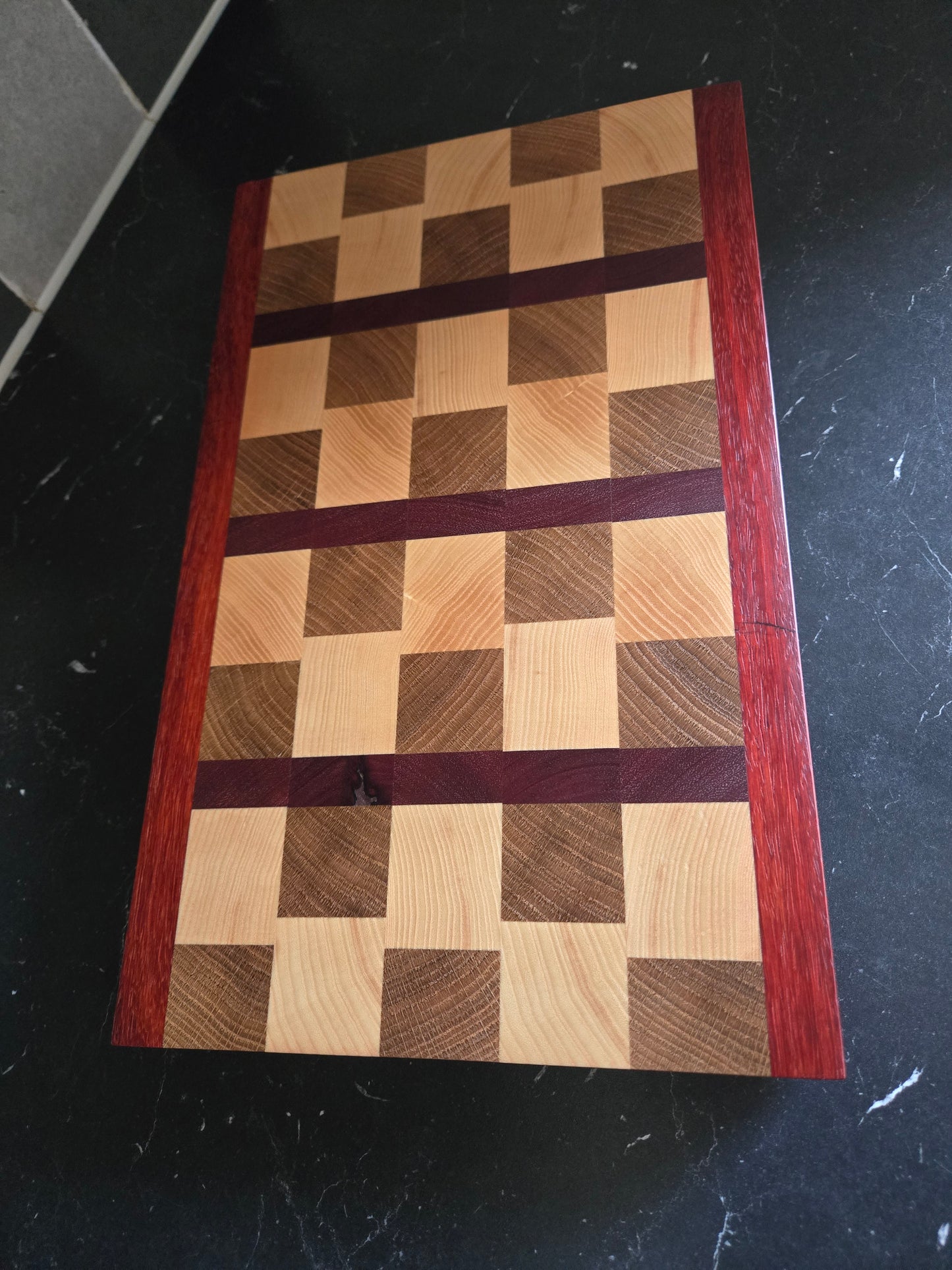 Handgemaakte end-grain snijplank – eik, es, padouk & purpleheart 39,5x24,5x4 cm (met natuurlijk knoest)