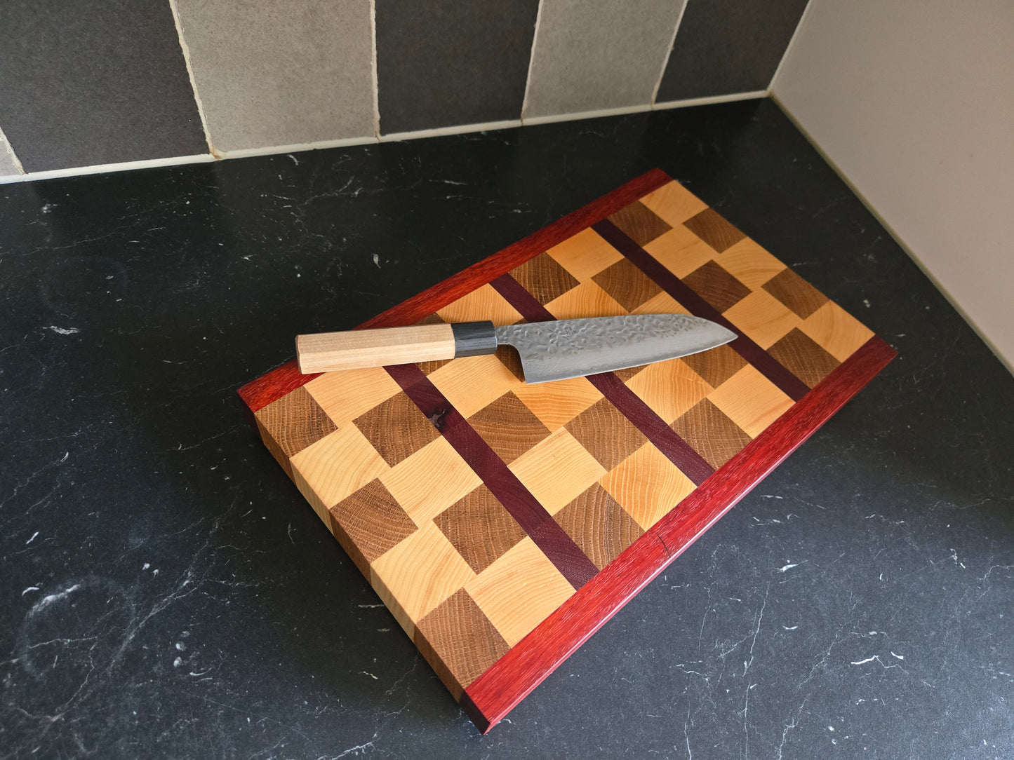 Handgemaakte end-grain snijplank – eik, es, padouk & purpleheart 39,5x24,5x4 cm (met natuurlijk knoest)