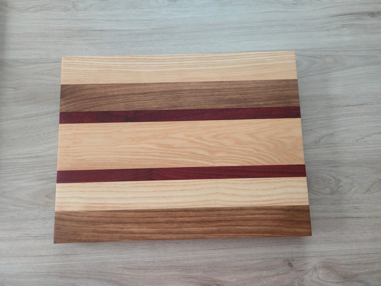 Handgemaakte snijplank – eik, es & padouk 41,5x31,5x1,7 cm