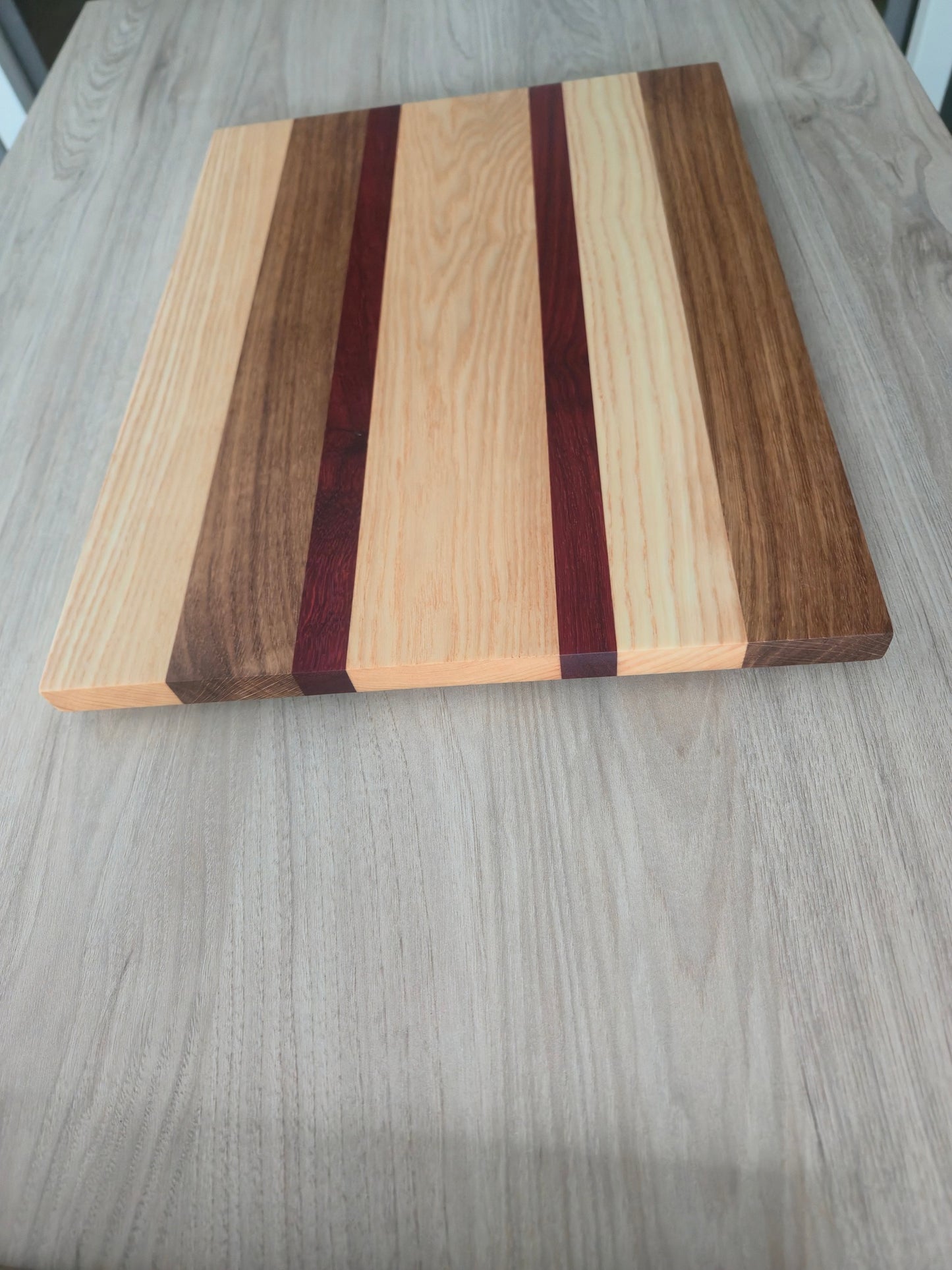 Handgemaakte snijplank – eik, es & padouk 41,5x31,5x1,7 cm