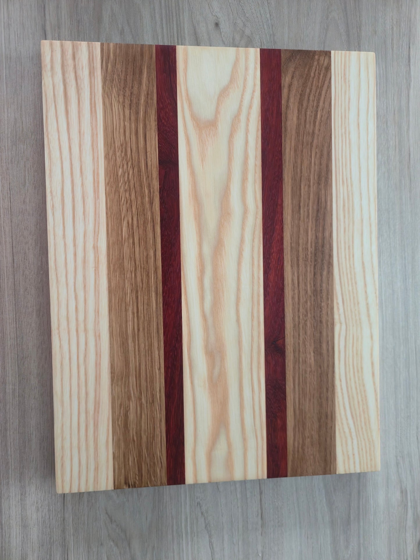 Handgemaakte snijplank – eik, es & padouk 41x31x2 cm