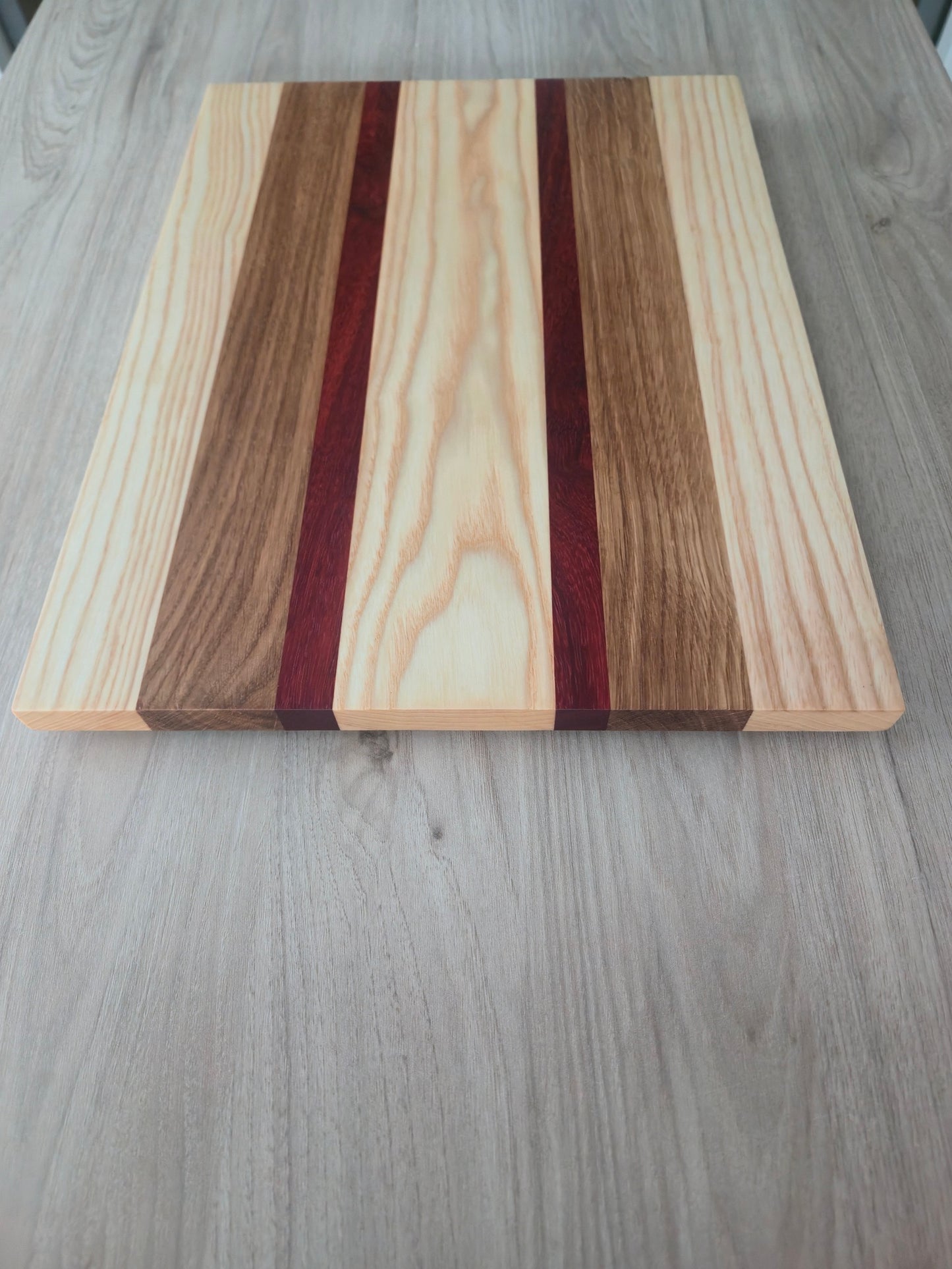 Handgemaakte snijplank – eik, es & padouk 41x31x2 cm