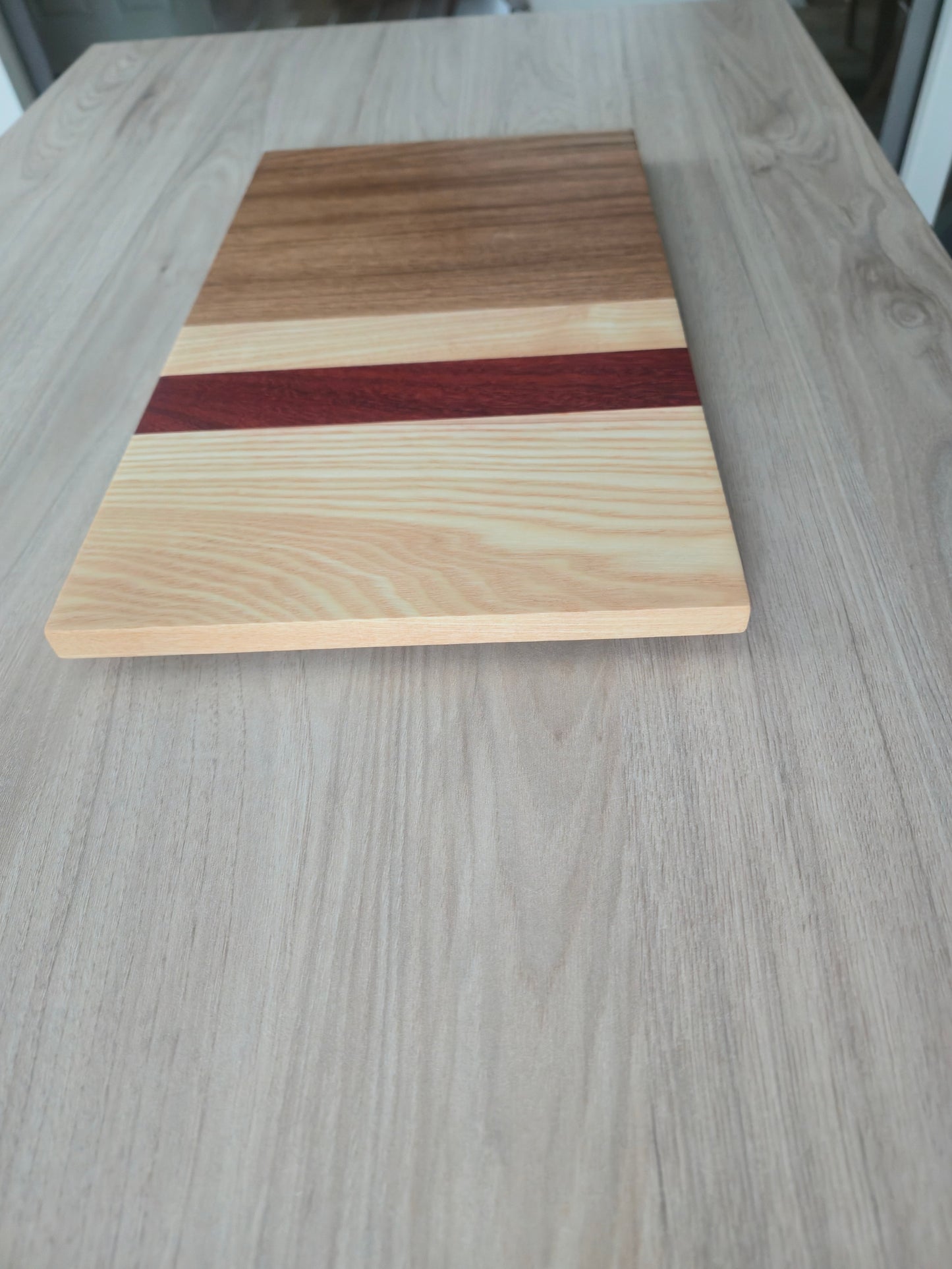 Handgemaakte snijplank – eik, es & padouk 39,5x23x1,5 cm