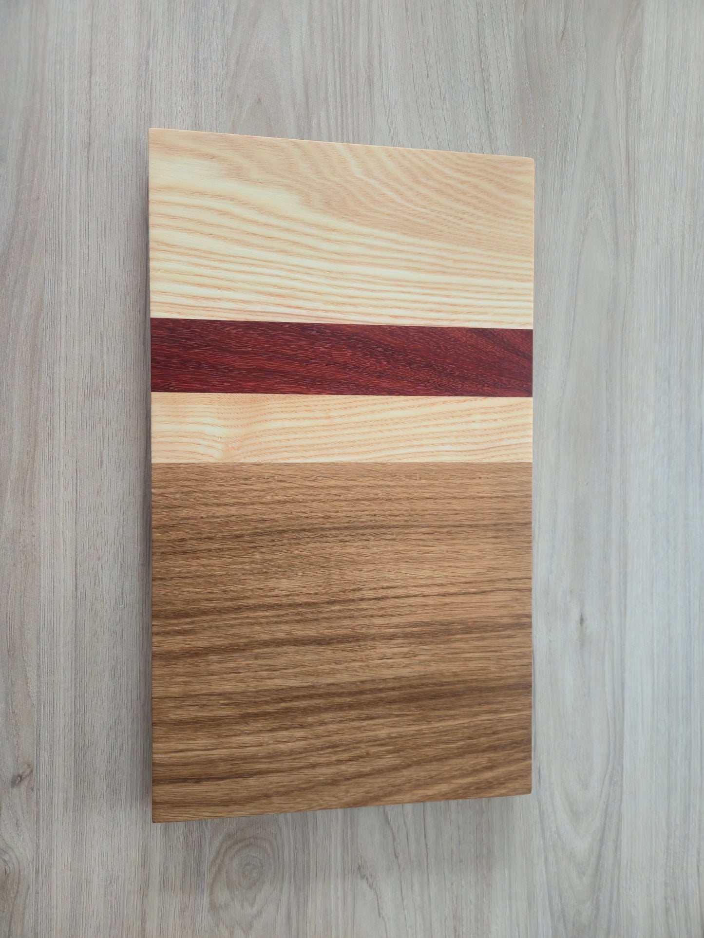 Handgemaakte snijplank – eik, es & padouk 39,5x23x1,5 cm